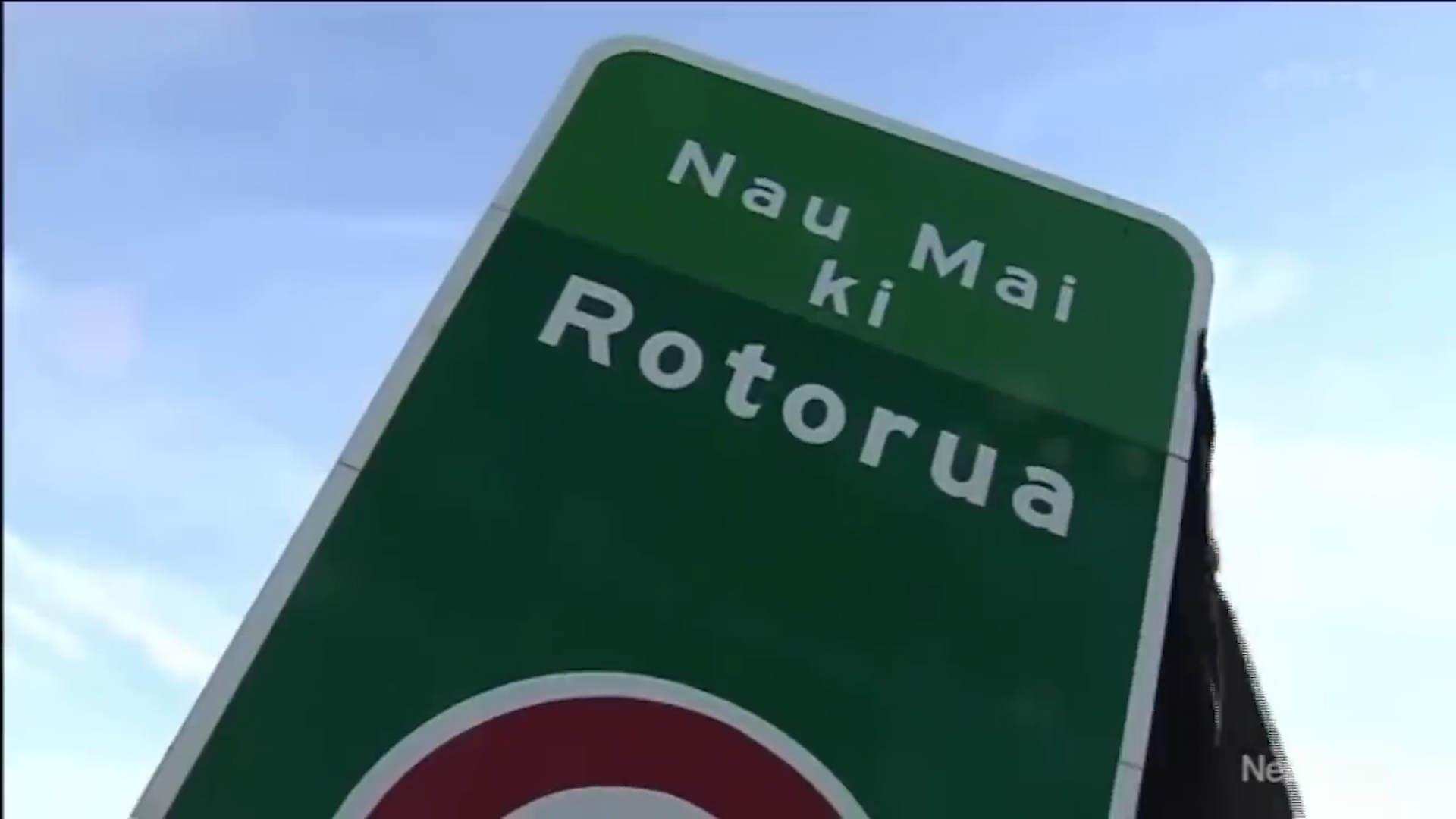 Bilingual road signs in NZ spark debate
